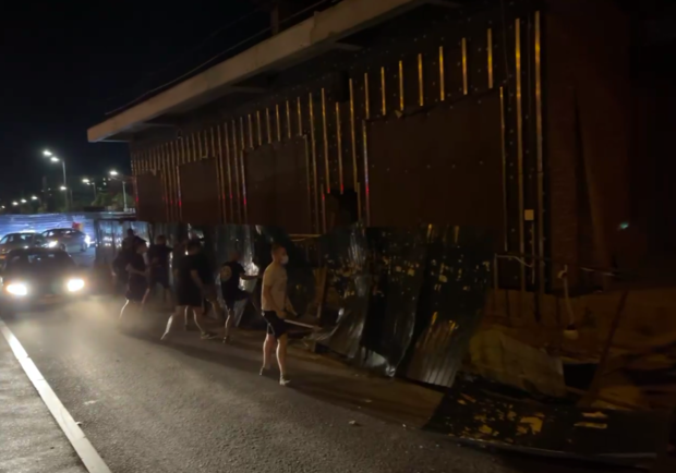 На Борщаговке активисты снесли строительный забор ТРЦ April City. Скрин из видео.