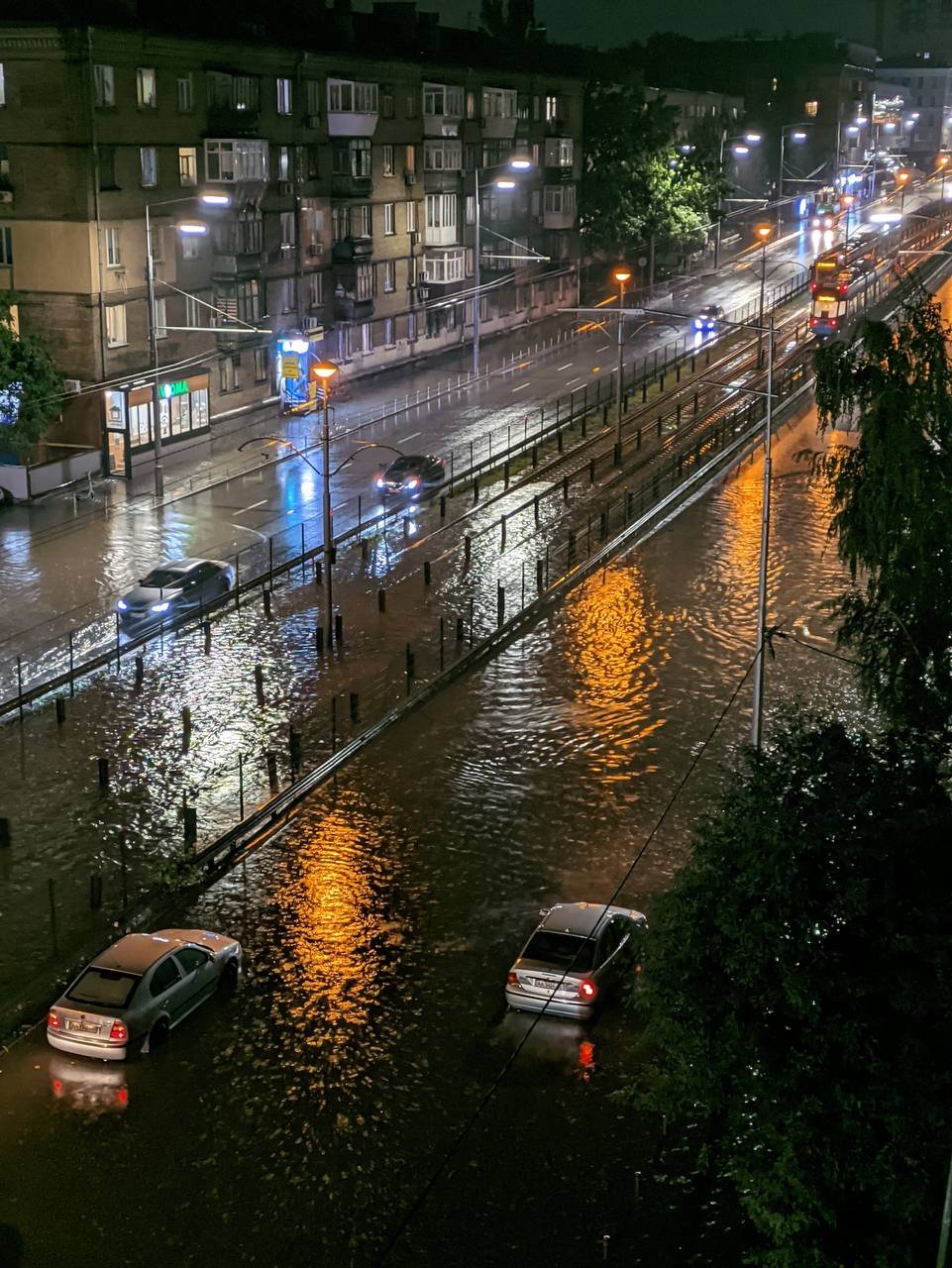 Непогода "обнажила" проблемы Киева - затопленные квартиры, забитые ливневки или их отсутствие