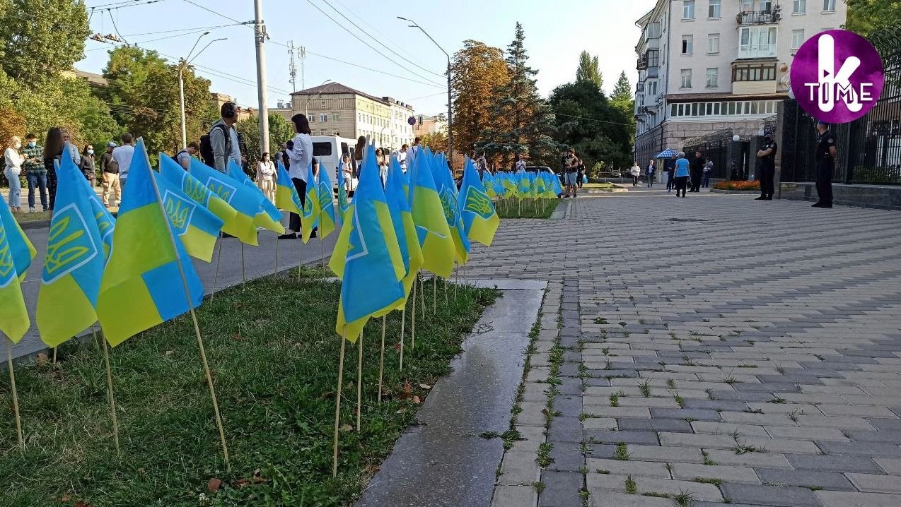 В Киеве установили 150 украинских флагов в память о погибших на Донбассе