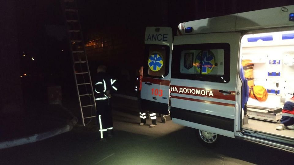 Выпал из окна восьмого этажа и выжил: спасатели сняли пострадавшего с навеса ресторана в Киеве