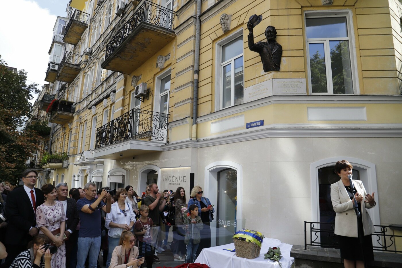 В Киеве открыли барельеф в честь Богдана Ступки на его доме, - ФОТО