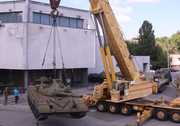 В киевском музее переставили танки и военную технику. Фото: Facebook музея 