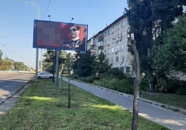 Владельцы билборда, перед которым срезали клены, отреагировали на ситуацию. Фото: "Київзеленбуд"