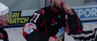 За расистский жест: украинскому хоккеисту Андрею Денискину грозит наказание от IIHF
