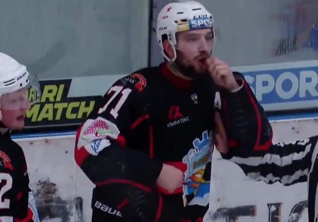 Украинскому хоккеисту Андрею Денискину грозит наказание за расистский жест. Фото: скриншот видео