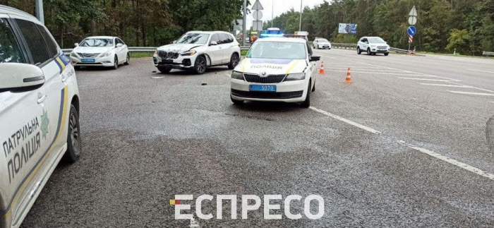 В Киеве внедорожник врезался в машину полиции: пострадали патрульные и водитель фото 2