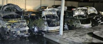 Второй раз за полгода: на стоянке ЖК под Киевом сгорело пять машин