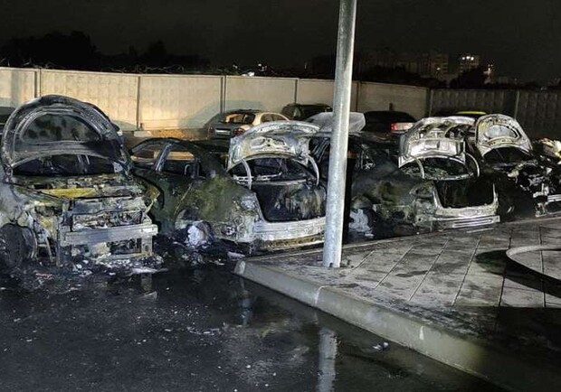 На стоянке ЖК под Киевом сгорело пять машин. Фото: kyiv.media