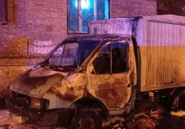 Киевлянин сжег неправильно припаркованный грузовик. Фото: Національна поліція