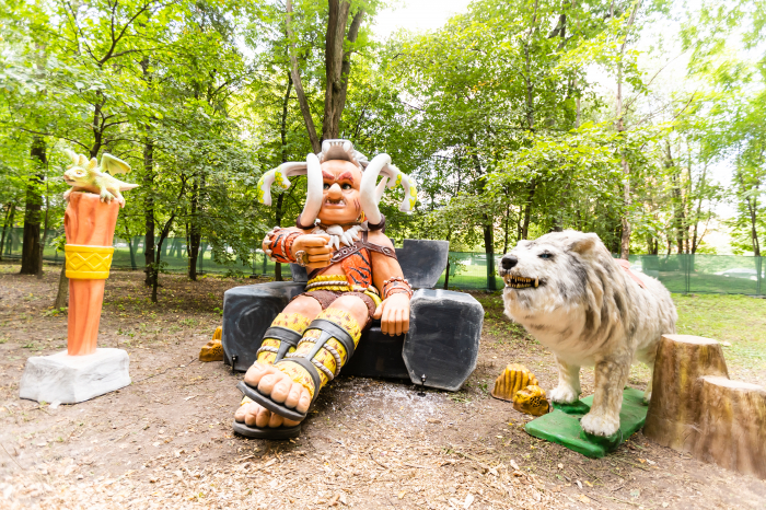 Развлекись: в Голосеевском парке открылась выставка с говорящими великанами фото 1