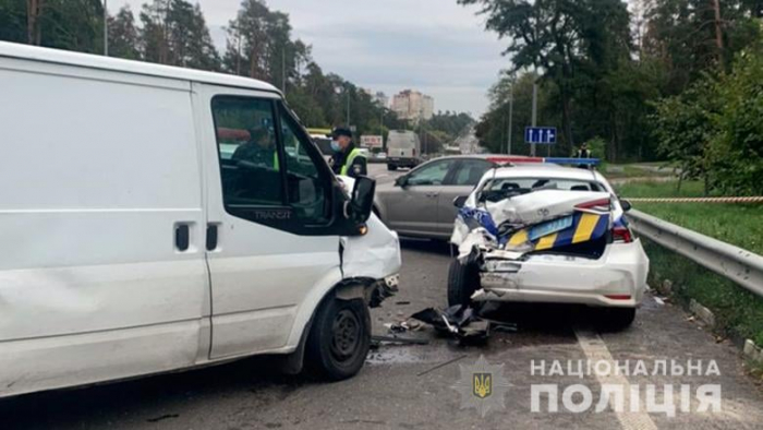На Шулявке нетрезвый водитель врезался в полицейскую машину. Фото: полиция Киева