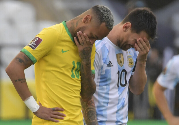 Во время матча Бразилия — Аргентина полиция увела четырех игроков. Фото: Getty Images