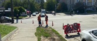 Чтобы не бросали на тротуарах: на Соломенке установили антипарковочные столбики, - ФОТО