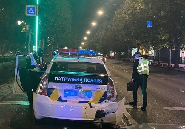 В центре Киева пьяный водитель врезался в патрульных. Фото: пресс-служба патрульной полиции