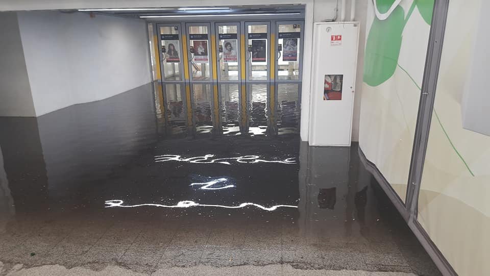 В Киеве затапливало одну из станций метро из-за дождя. Работа возобновлена, - ВИДЕО