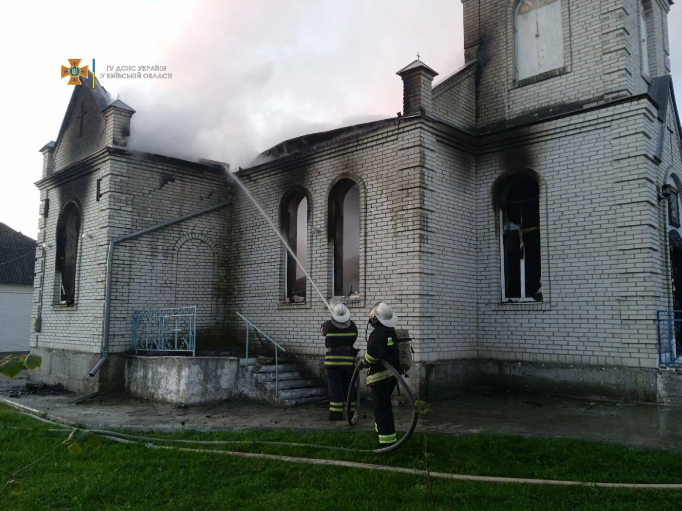 Лишь стены уцелели: на Киевщине сгорела церковь, - ФОТО, ВИДЕО