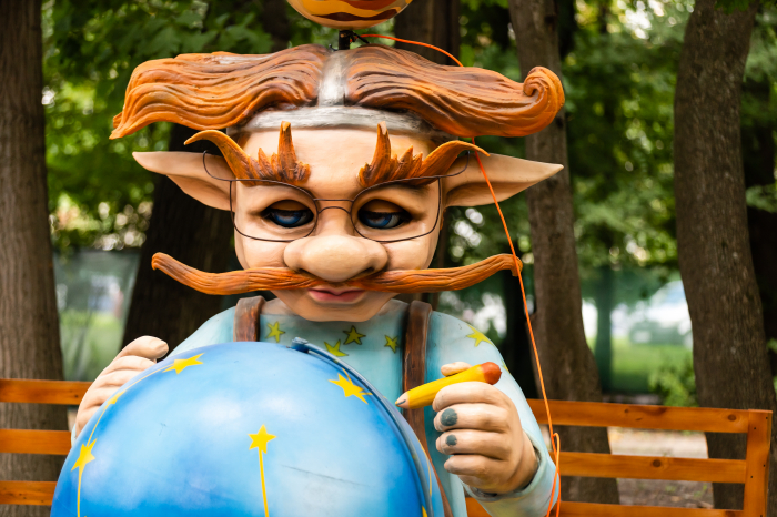 Развлекись: в Голосеевском парке открылась выставка с говорящими великанами фото 3