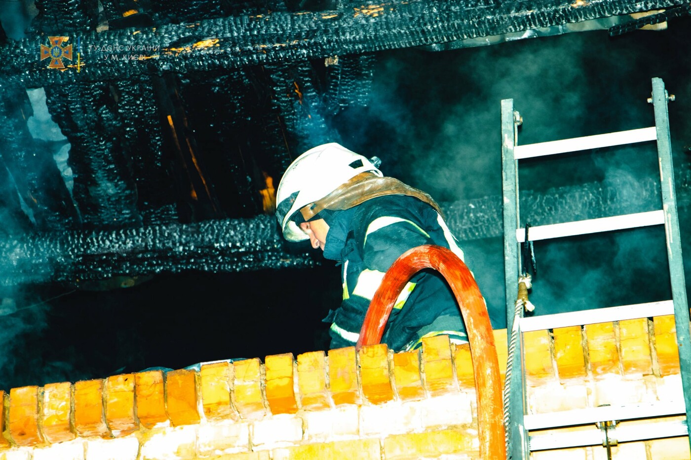 В Святошинском районе Киева сгорел дом и 3 автомобиля: мужчина госпитализирован в тяжелом состоянии, - ФОТО