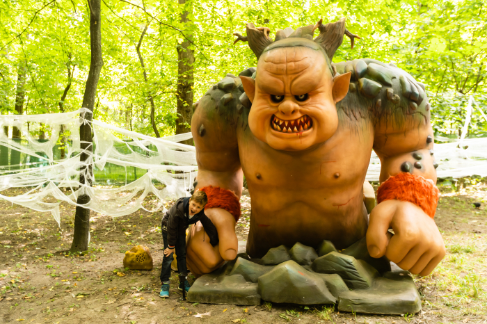 Развлекись: в Голосеевском парке открылась выставка с говорящими великанами фото