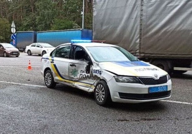 В Киеве внедорожник врезался в машину полиции. Фото: Еспресо