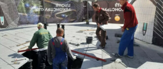 Новые столбики и плитка: что сегодня делают с фонтаном на Арсенальной площади