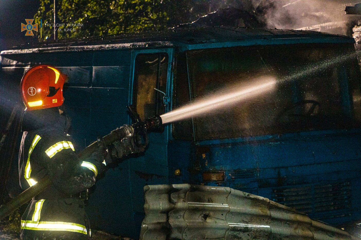 В Святошинском районе Киева сгорел дом и 3 автомобиля: мужчина госпитализирован в тяжелом состоянии, - ФОТО