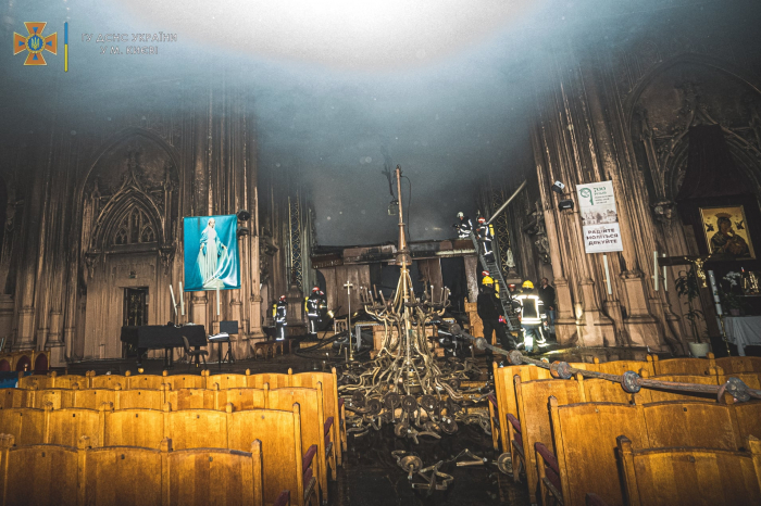 Сгорел орган, упала люстра: последствия пожара костела Святого Николая в Киеве фото