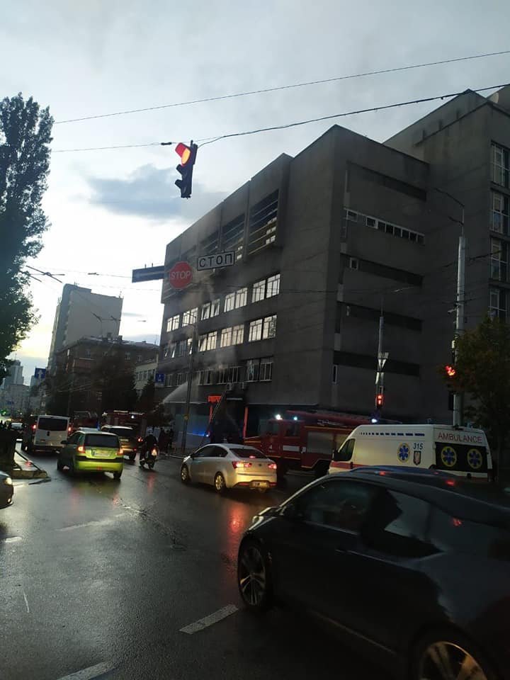 В центре Киева горело здание колледжа связи: есть пострадавший, - ФОТО, ВИДЕО