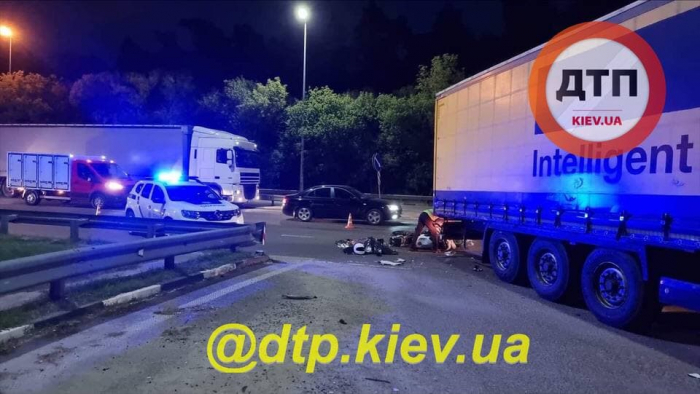Погиб на месте: на Брест-Литовском шоссе мотоциклист врезался в грузовик фото