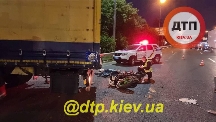 Погиб на месте: на Брест-Литовском шоссе мотоциклист врезался в грузовик фото 1