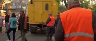 Взялись за работу: коммунальщики чистят подвалы домов, в которые стекают нечистоты