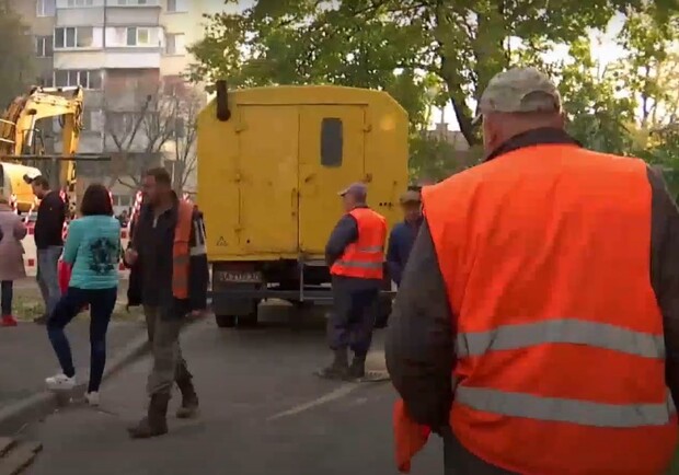 Взялись за работу: коммунальщики чистят подвалы домов, в которые стекают нечистоты - фото