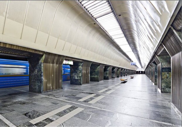 Завтра могут закрыть на вход три станции киевского метро. Фото: livejournal