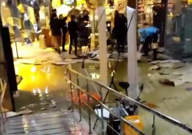 На Позняках затопило супермаркет. Фото: скрин с видео паблика "Киев оперативный"