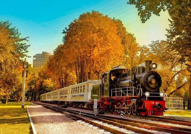 В Киеве детская железная дорога продлевает роботу. Фото: Діти в місті Київ