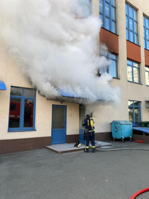 В Киевской инженерной гимназии произошел пожар. Фото: ГСЧС