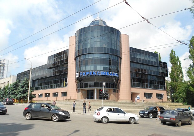 "Укрэксимбанк" прокомментировал инцидент с нападением на журналистов. Фото: banker.ua