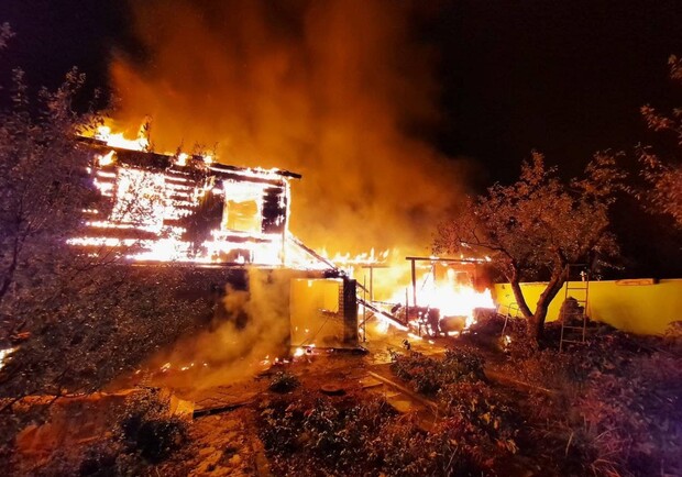 На Русановских садах произошел сильный пожар с погибшим и пострадавшими. Фото: ГСЧС