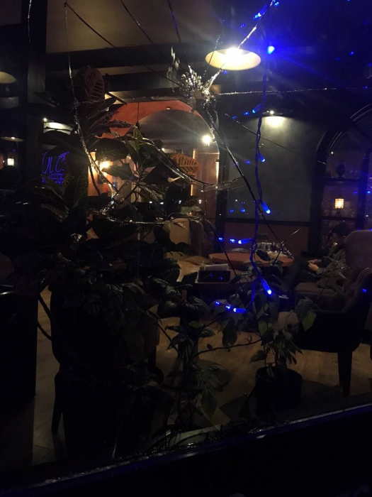 Иностранец разбил стекло ресторана. 