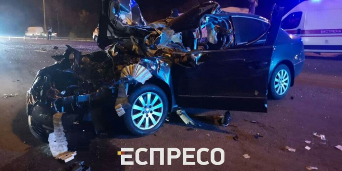 Упала на бок: на Броварском проспекте автомобиль врезался в маршрутку с пассажирами фото