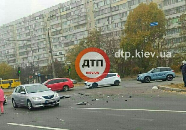 На Позняках машина вследствие ДТП вылетела на трамвайные пути. Фото: dtp.kiev.ua