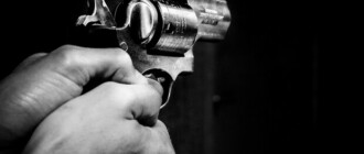 Под Киевом мужчина в камуфляже стрелял по семье с ребенком: подробности ЧП