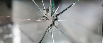Есть пострадавшие: на Лисках расстреляли маршрутку и легковушку