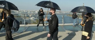 В черной одежде под черными зонтиками: в Киеве прошла акция против торговли людьми