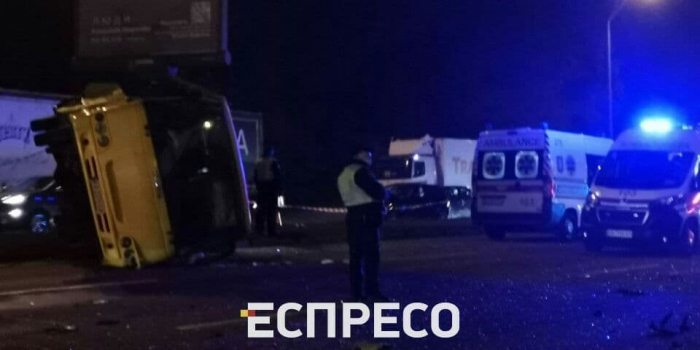 Упала на бок: на Броварском проспекте автомобиль врезался в маршрутку с пассажирами фото 1