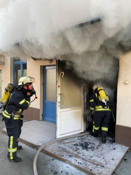 В Киевской инженерной гимназии произошел пожар. Фото: ГСЧС