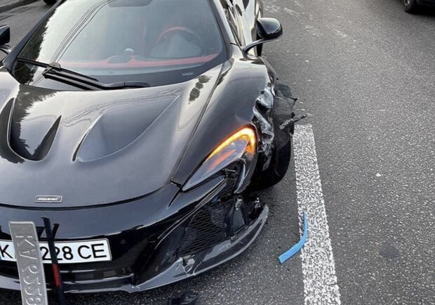 В Киеве любитель быстрой езды разбил суперкар McLaren. Фото: Киев Оперативный
