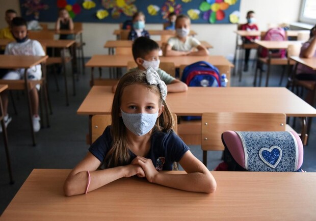 В КГГА заявили, что школьные каникулы не начнутся раньше. Фото: Reuters