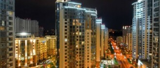 В Киеве житель многоэтажки незаконно захватил крышу дома и начал строительство