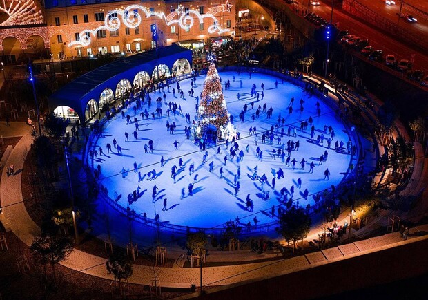 На Демеевской площади в Киеве откроют зимний городок с елкой и катком. 